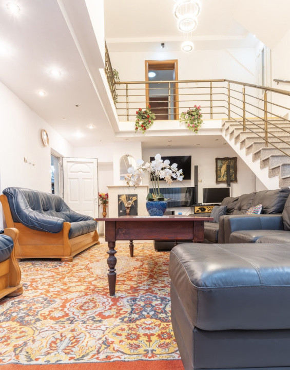 Pensiune Turistică cu Sala de Mese + Casă de Locuit în Cristesti 