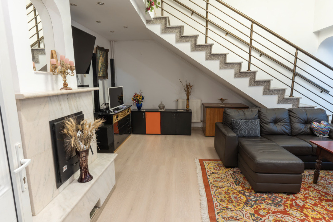 Pensiune Turistică cu Sala de Mese + Casă de Locuit în Cristesti 