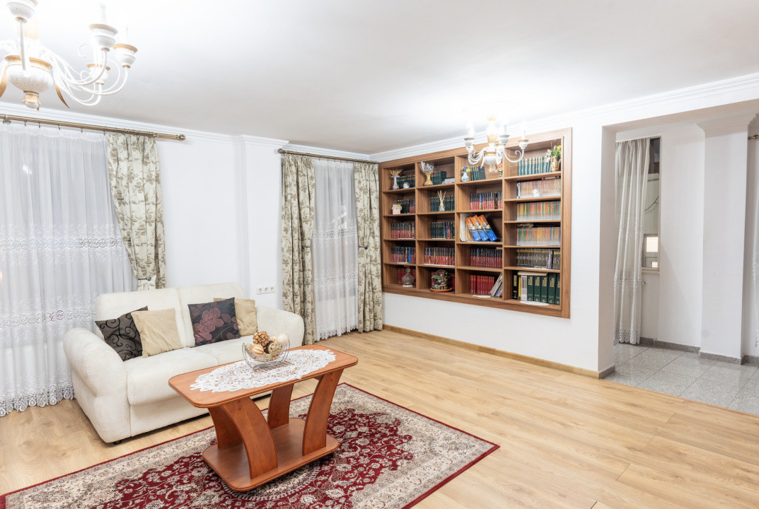 Pensiune Turistică cu Sala de Mese + Casă de Locuit în Cristesti 