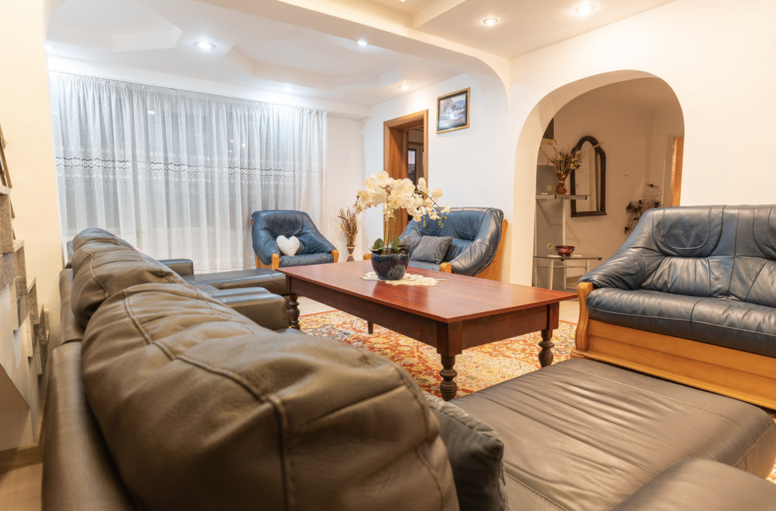 Pensiune Turistică cu Sala de Mese + Casă de Locuit în Cristesti 