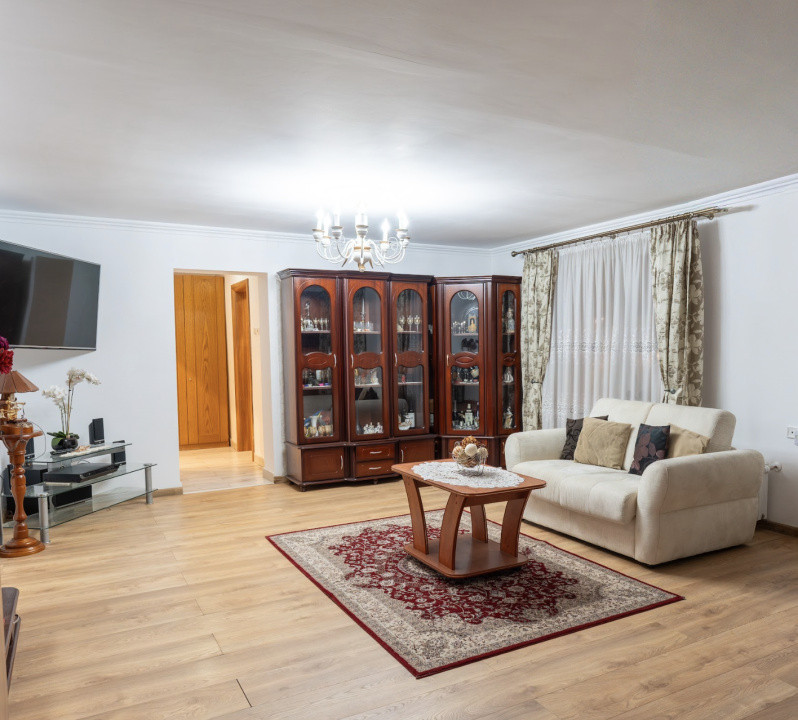 Pensiune Turistică cu Sala de Mese + Casă de Locuit în Cristesti 