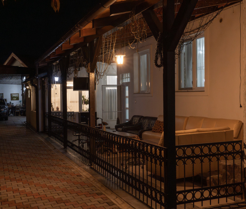 Pensiune Turistică cu Sala de Mese + Casă de Locuit în Cristesti 