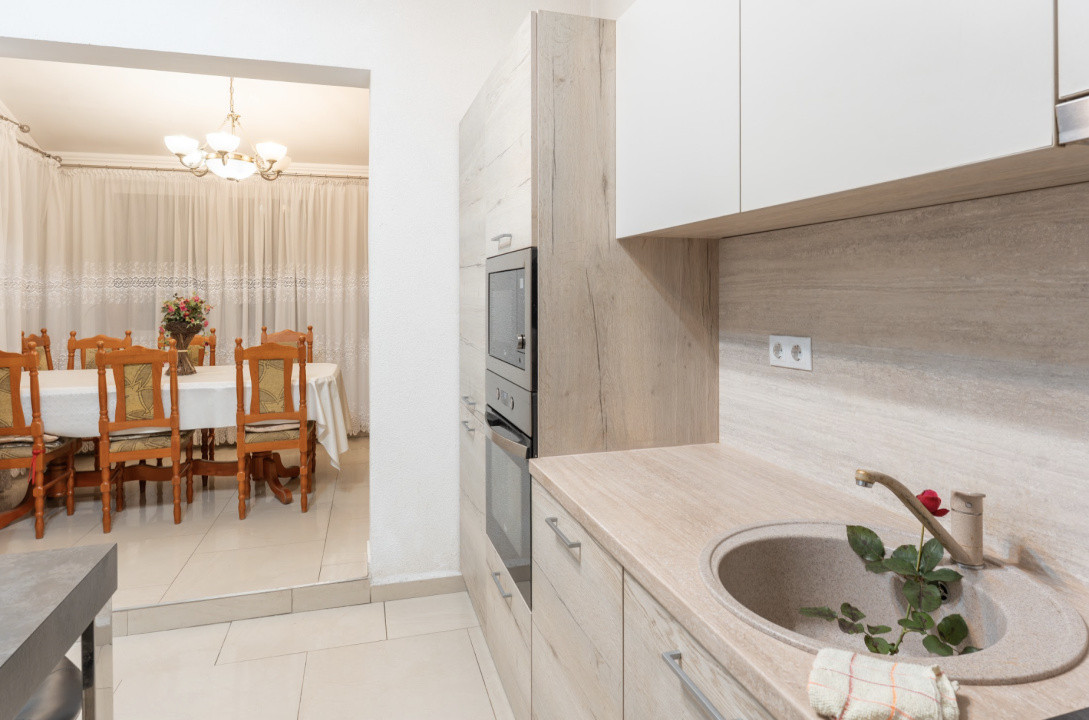 Pensiune Turistică cu Sala de Mese + Casă de Locuit în Cristesti 