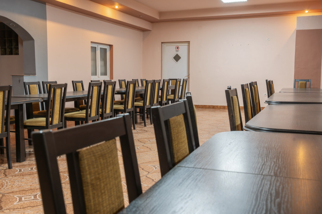 Pensiune Turistică cu Sala de Mese + Casă de Locuit în Cristesti 