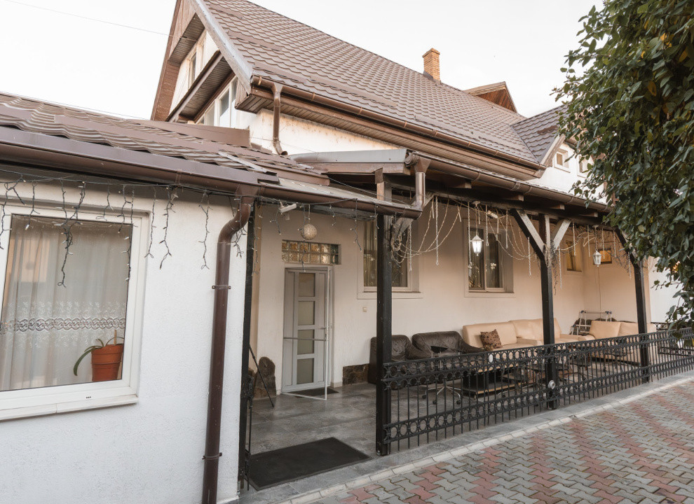 Pensiune Turistică cu Sala de Mese + Casă de Locuit în Cristesti 