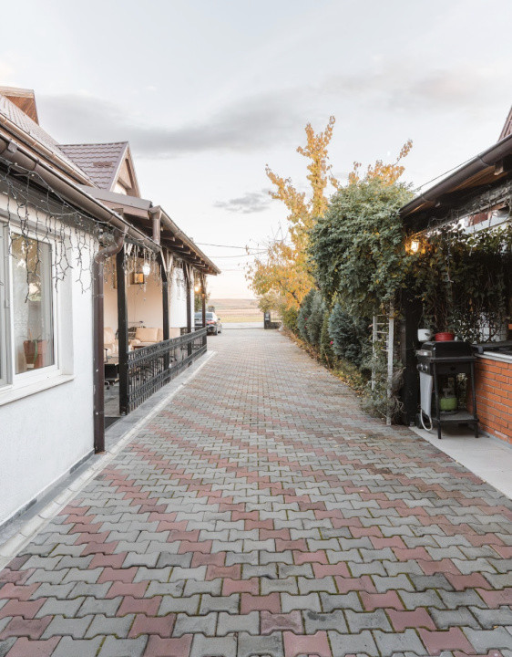 Pensiune Turistică cu Sala de Mese + Casă de Locuit în Cristesti 