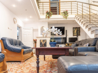 Pensiune Turistică cu Sala de Mese + Casă de Locuit în Cristesti 