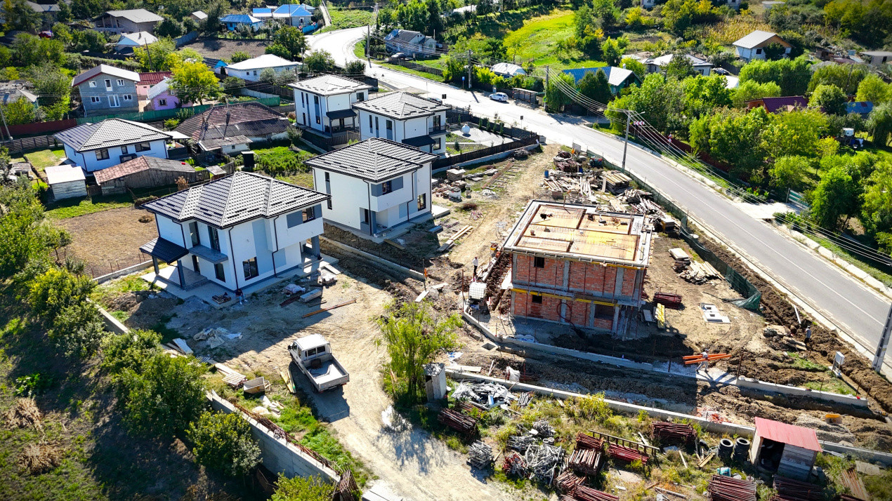 Vilă Individuală P+M, 4 Camere, 2 Băi - Lețcani, Banu