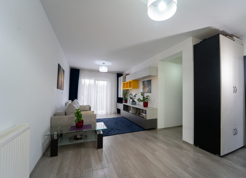 Apartament 3 camere cu destinație rezidențială și comercială – curte proprie 