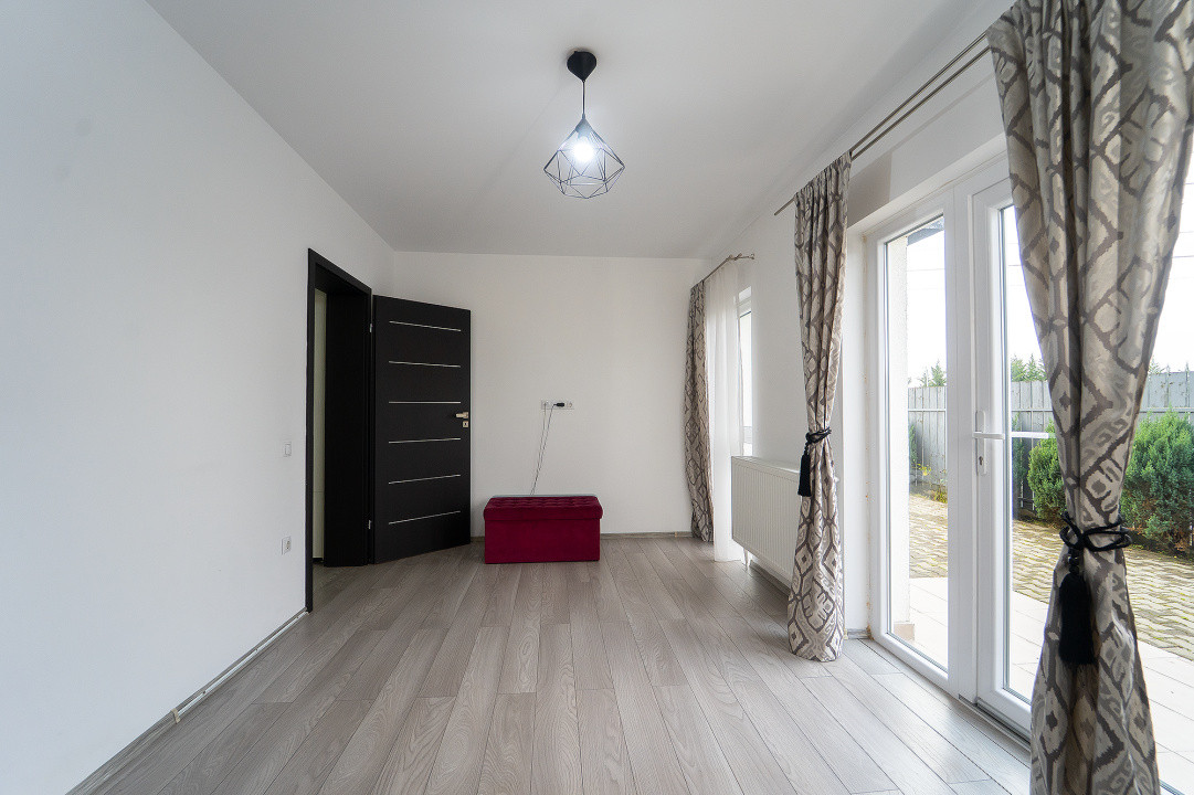 Apartament 3 camere cu destinație rezidențială și comercială – curte proprie 