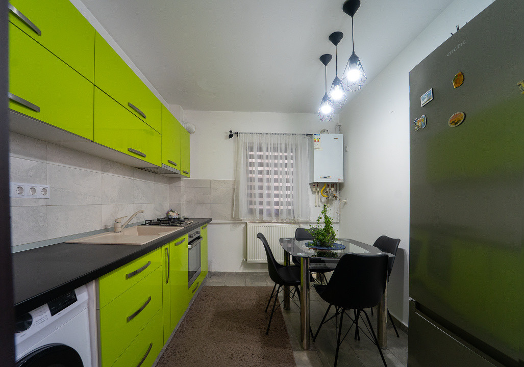 Apartament 3 camere cu destinație rezidențială și comercială – curte proprie 