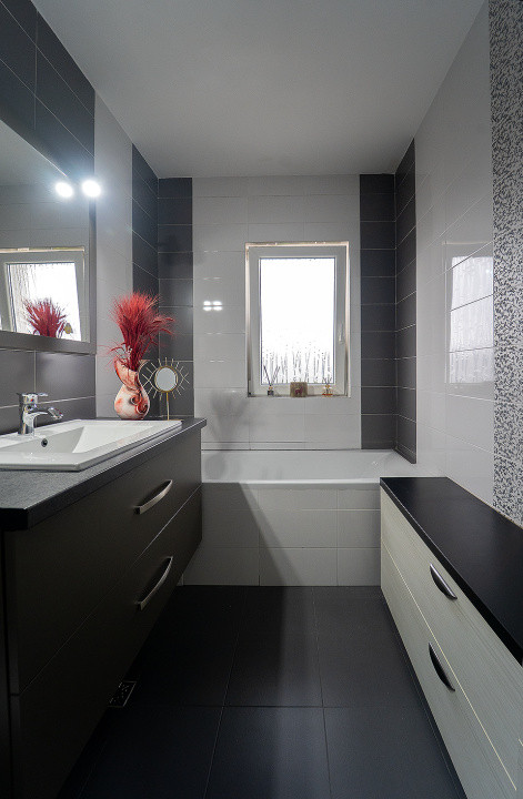 Apartament 3 camere cu destinație rezidențială și comercială – curte proprie 