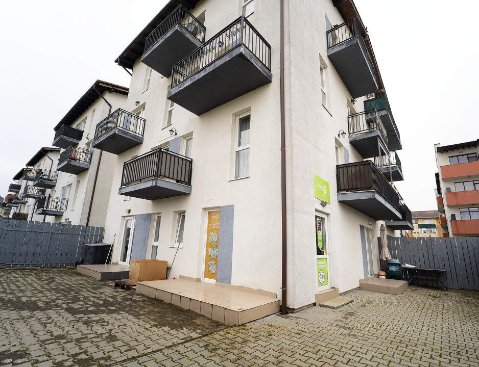 Apartament 3 camere cu destinație rezidențială și comercială – curte proprie 
