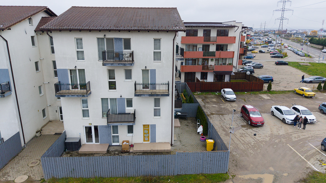 Apartament 3 camere cu destinație rezidențială și comercială – curte proprie 