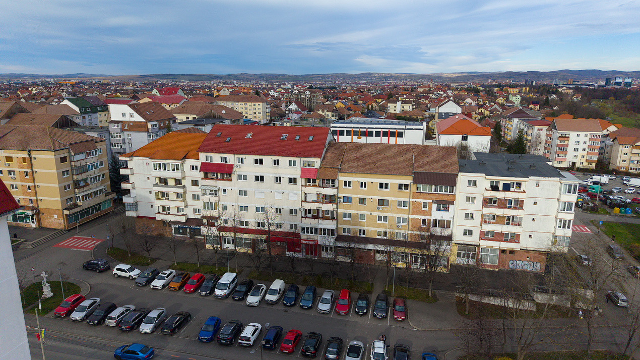 Apartament decomandat cu 3 camere – confort, spațiu și priveliște superbă