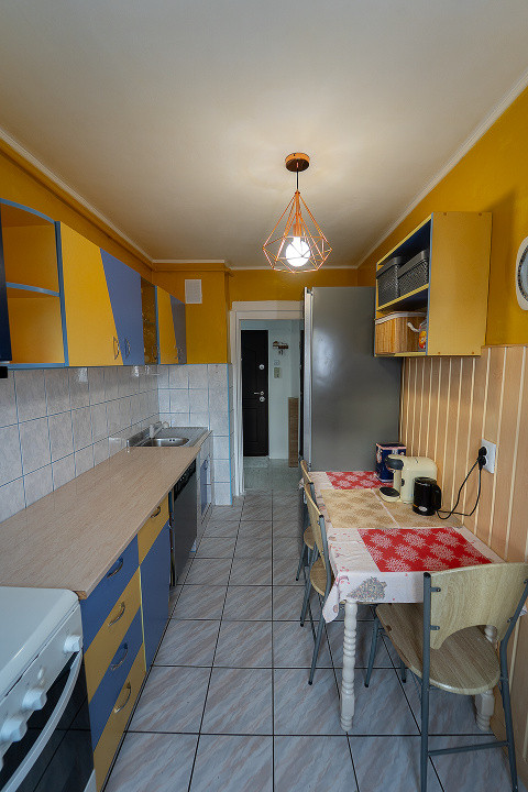 Apartament decomandat cu 3 camere – confort, spațiu și priveliște superbă