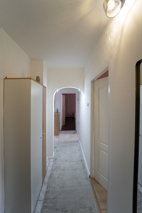 Apartament decomandat cu 3 camere – confort, spațiu și priveliște superbă