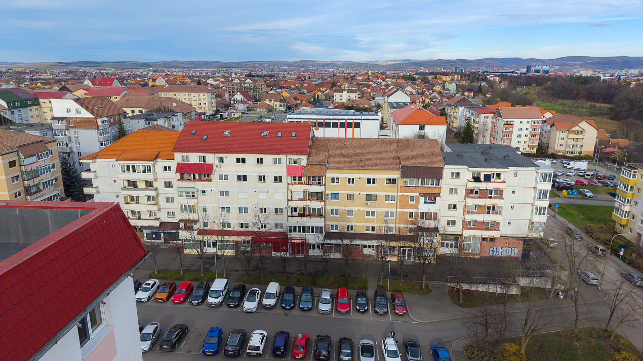 Apartament decomandat cu 3 camere – confort, spațiu și priveliște superbă