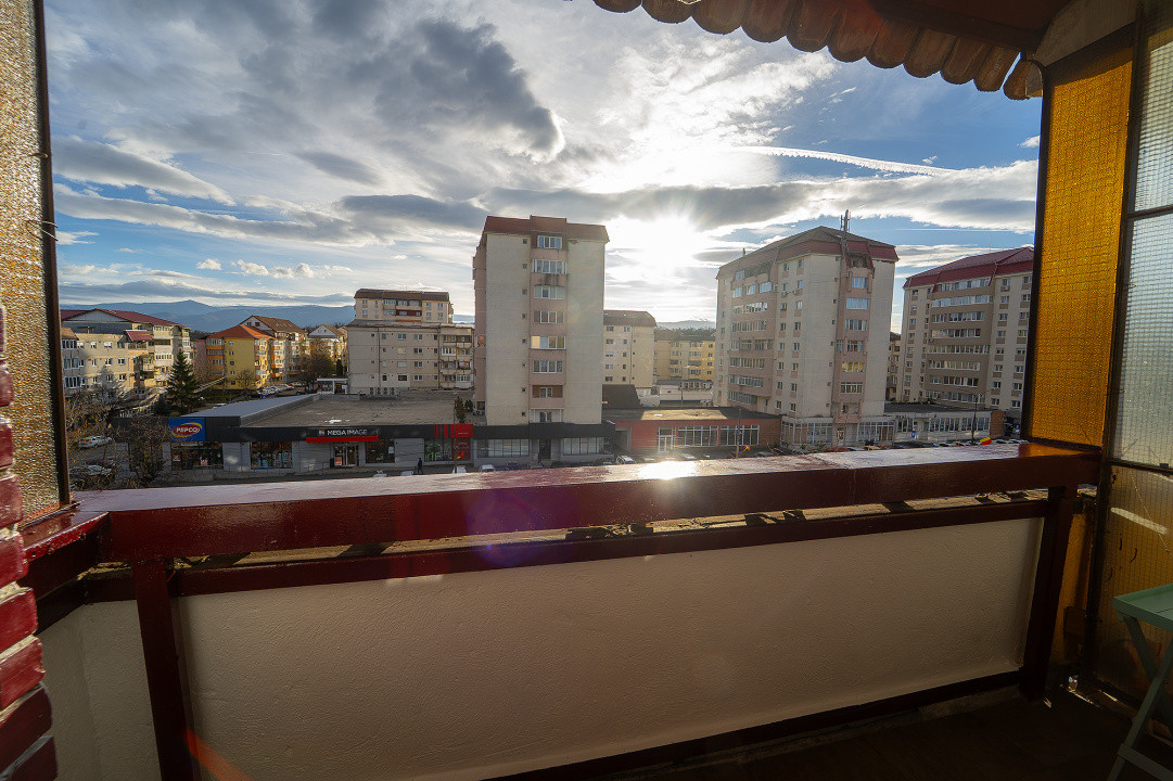 Apartament decomandat cu 3 camere – confort, spațiu și priveliște superbă