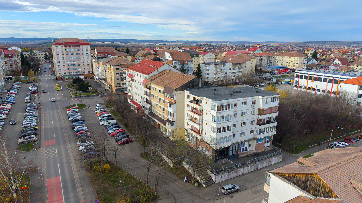 Apartament decomandat cu 3 camere – confort, spațiu și priveliște superbă