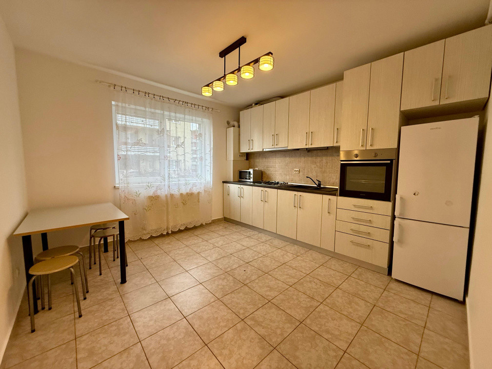 Studio spațios de închiriat | Balcon închis | Parcare privată 