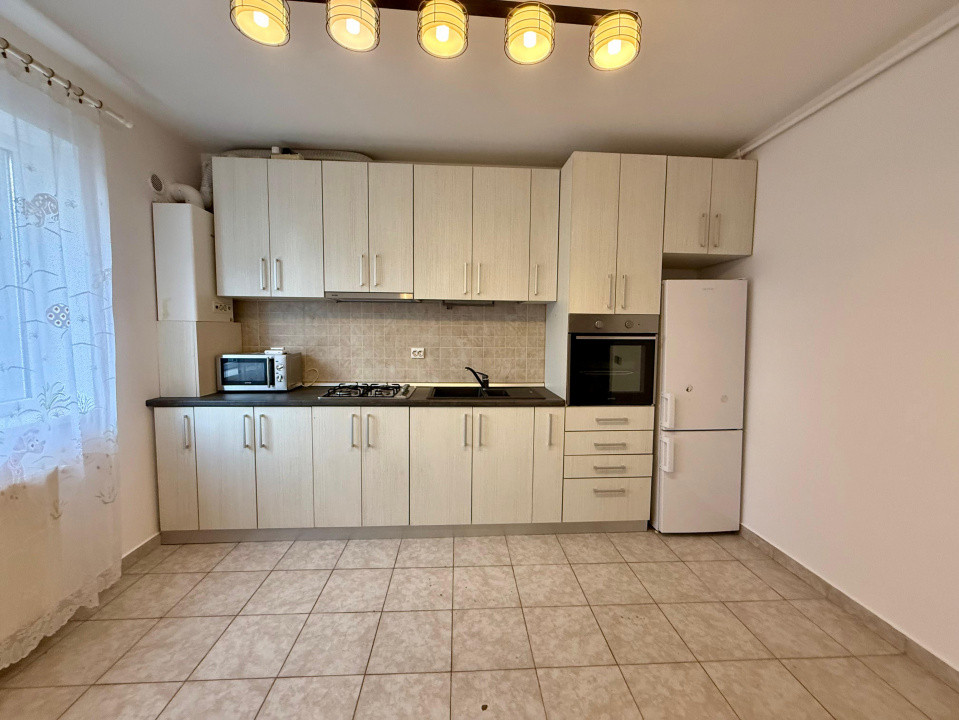 Studio spațios de închiriat | Balcon închis | Parcare privată 