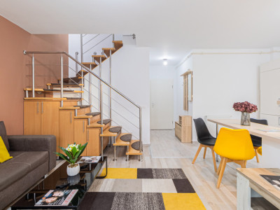 3 camere pe doua etaje | loc de parcare + boxă