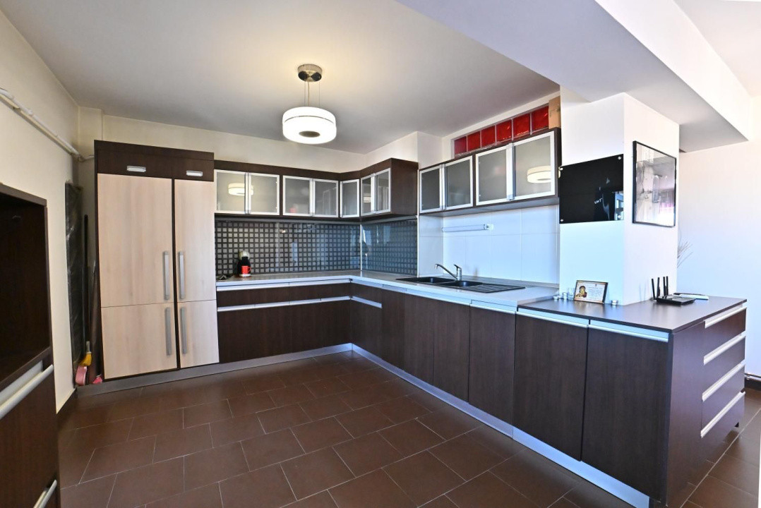 Apartament de Vanzare, Suprafata generoasa -  complet utilat/mobilat, Rovine