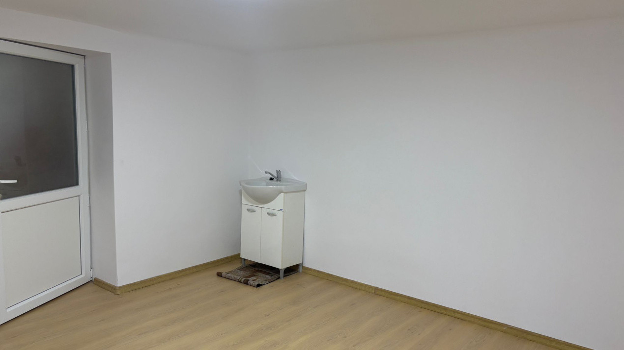 De inchiriat, apartament la casa, cu 3 camere, pretabil pentru afacere!