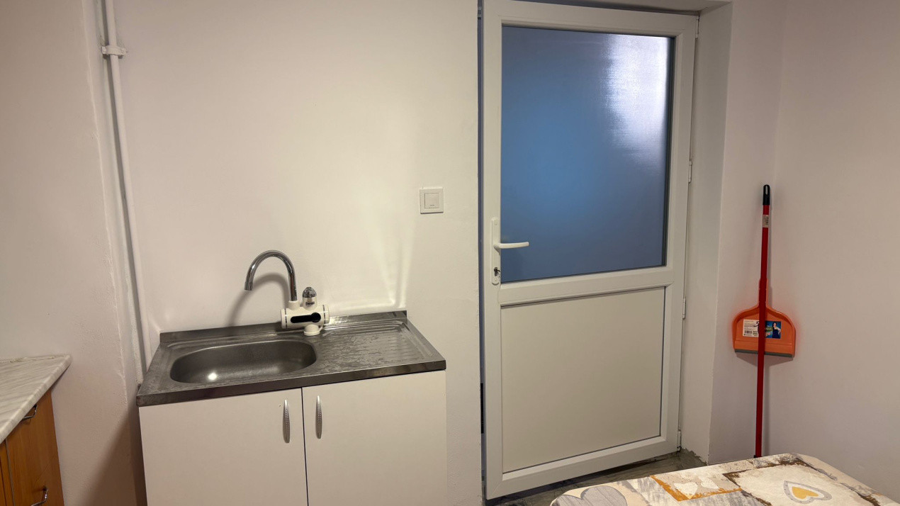 De inchiriat, apartament la casa, cu 3 camere, pretabil pentru afacere!