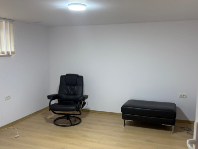 De inchiriat, apartament la casa, cu 3 camere, pretabil pentru afacere!