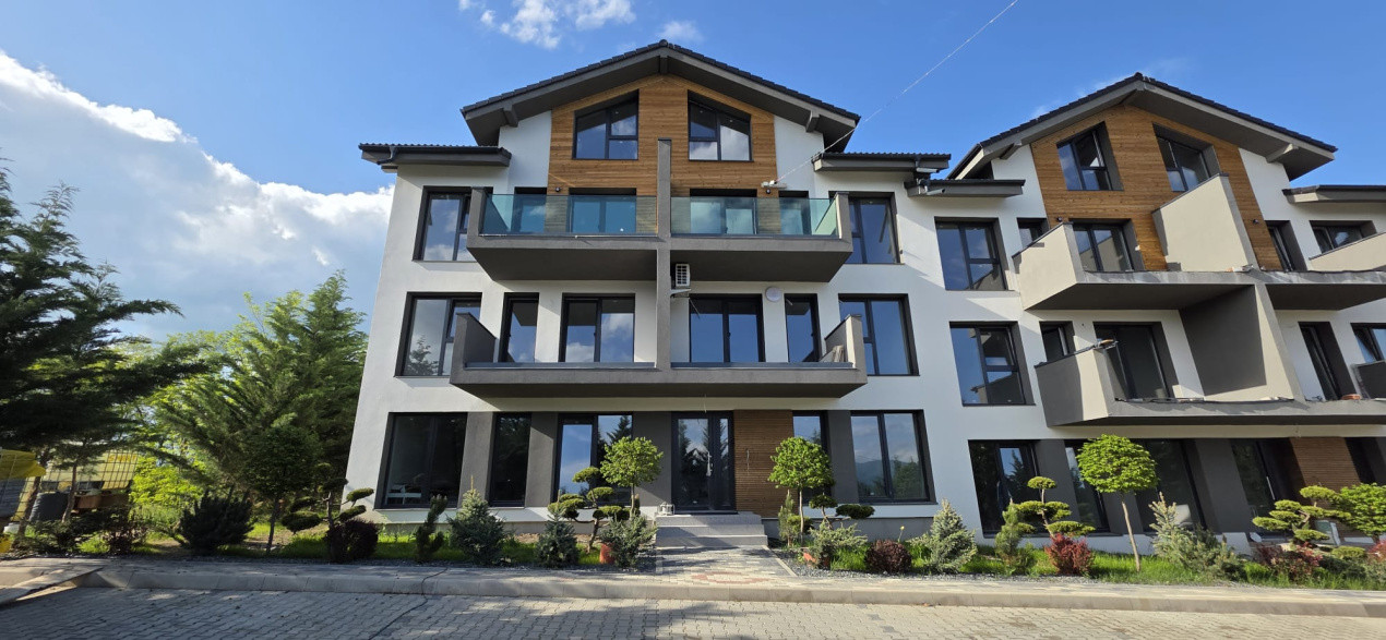 Apartament 3 camere, două băi, curte 50 mp -Natura la tine acasă! Cristian-SiBiU