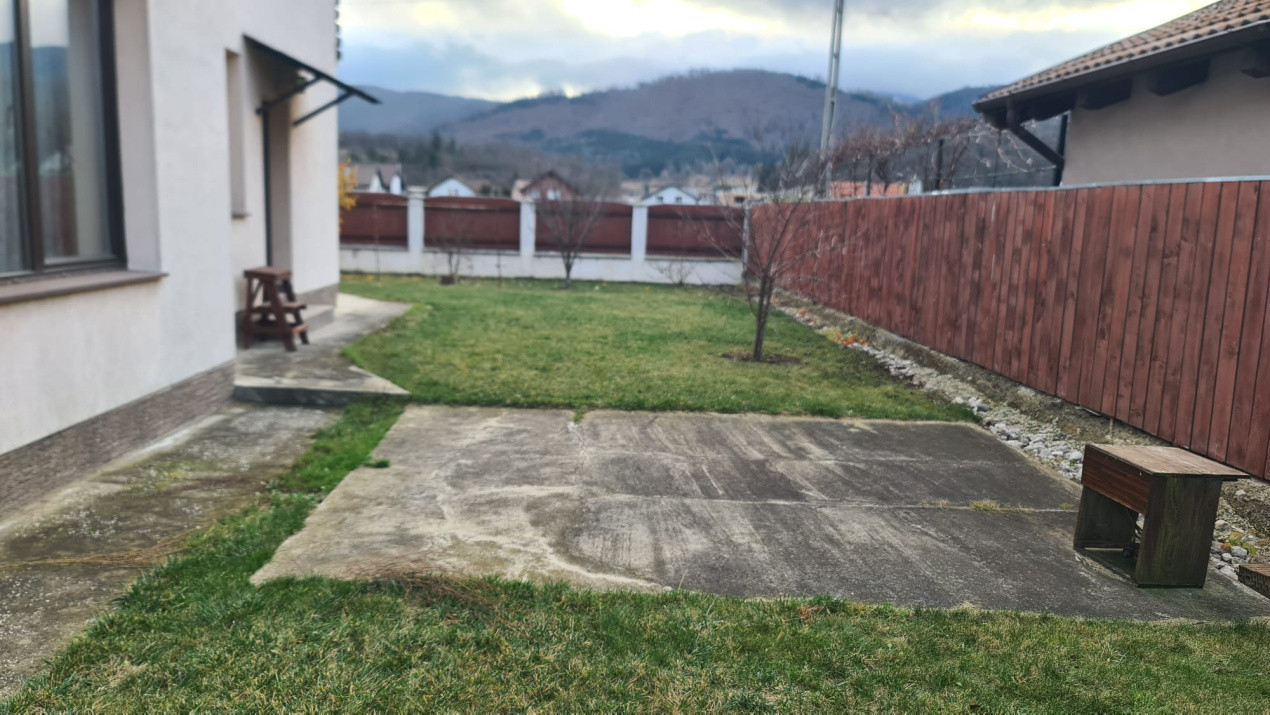 Casa individuala cu gradina si garaj, Cristian