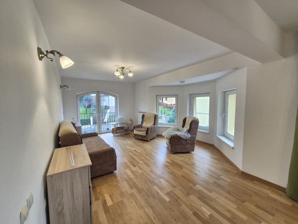 CASĂ INDIVIDUALĂ de închiriat – 330 mp, 8 camere, 5 băi, garaj dublu, grădină 