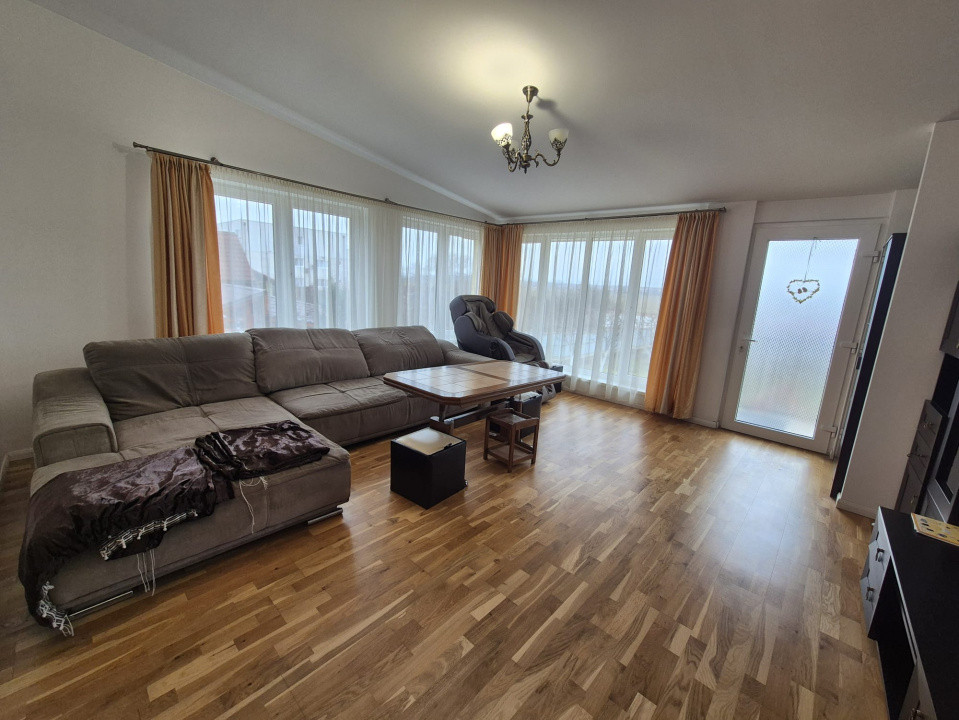 CASĂ INDIVIDUALĂ de închiriat – 330 mp, 8 camere, 5 băi, garaj dublu, grădină 