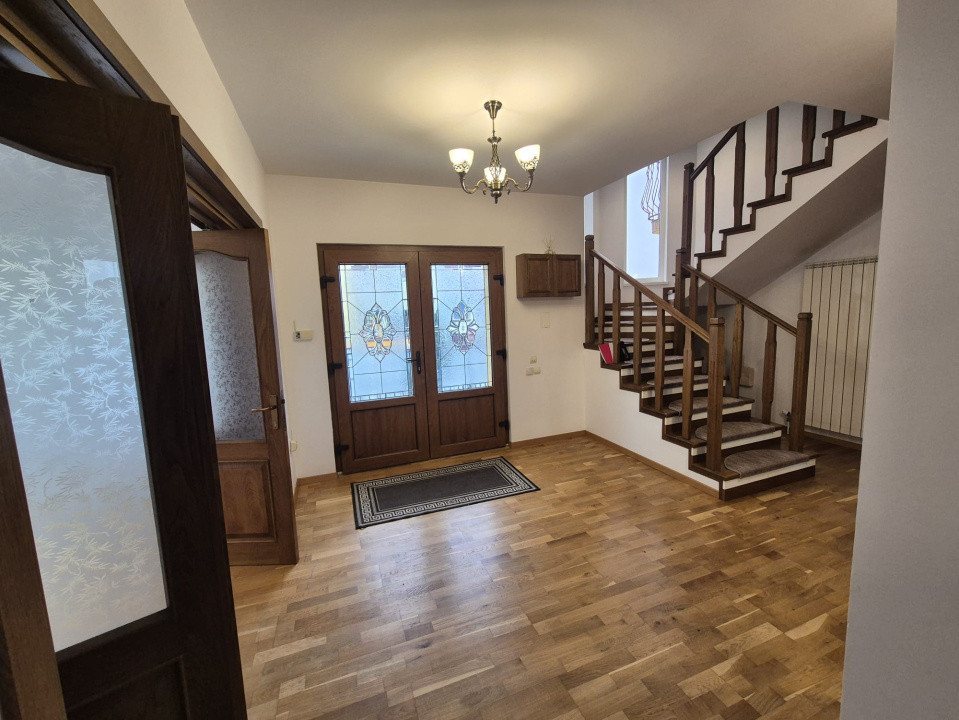 CASĂ INDIVIDUALĂ de închiriat – 330 mp, 8 camere, 5 băi, garaj dublu, grădină 