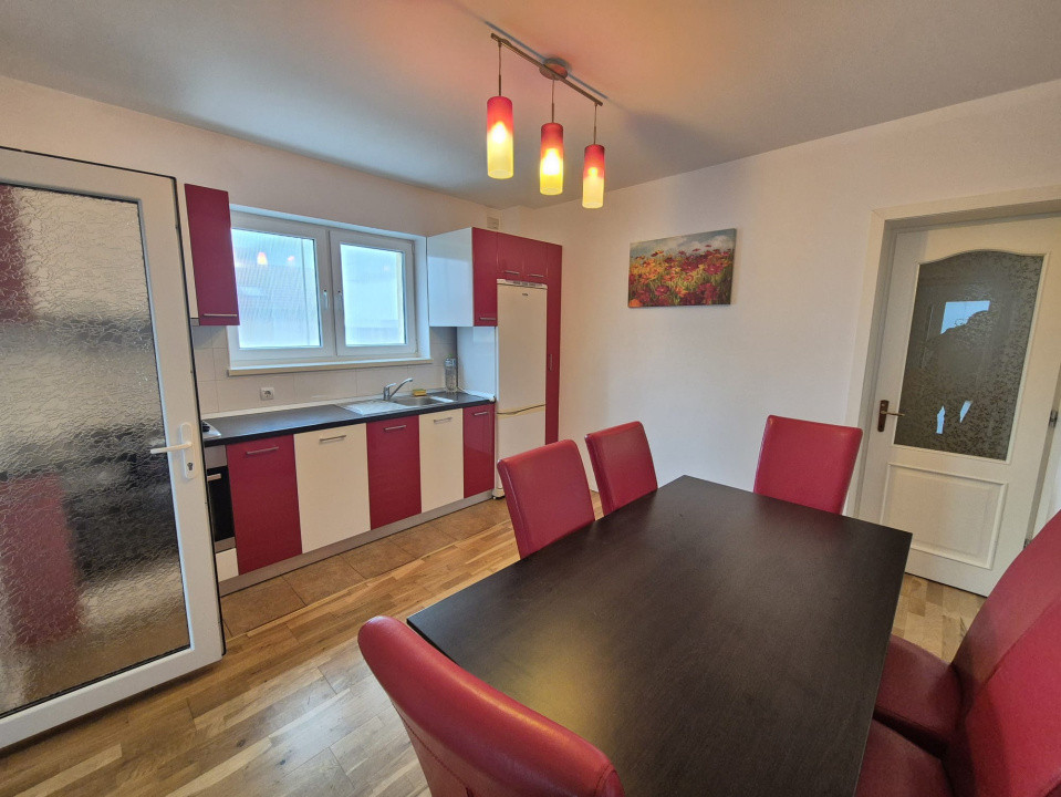 CASĂ INDIVIDUALĂ de închiriat – 330 mp, 8 camere, 5 băi, garaj dublu, grădină 