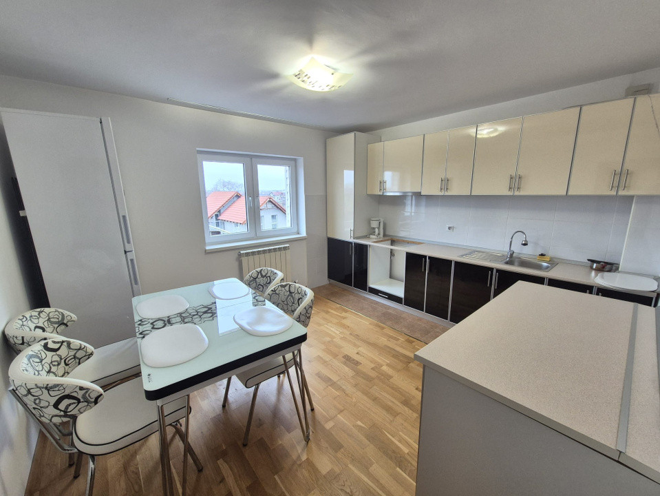 CASĂ INDIVIDUALĂ de închiriat – 330 mp, 8 camere, 5 băi, garaj dublu, grădină 