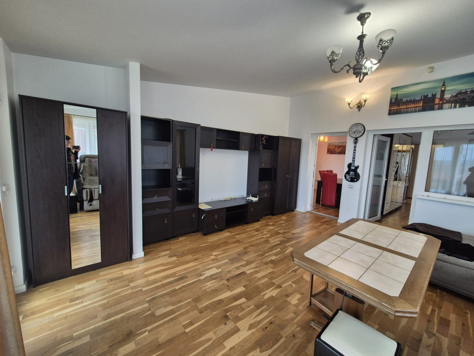 CASĂ INDIVIDUALĂ de închiriat – 330 mp, 8 camere, 5 băi, garaj dublu, grădină 