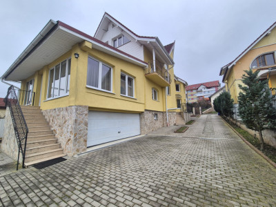 CASĂ INDIVIDUALĂ de închiriat – 330 mp, 8 camere, 5 băi, garaj dublu, grădină 