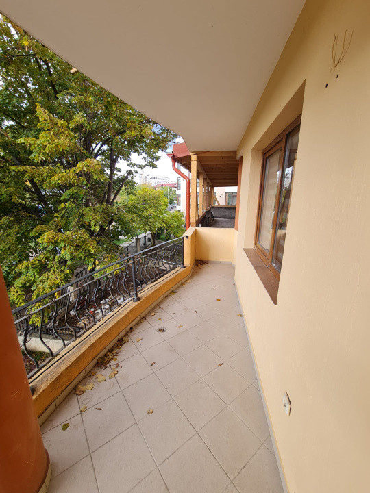 Etaj de vila, spatiu comercial sau de birouri, pentru cabinete, magazine etc 