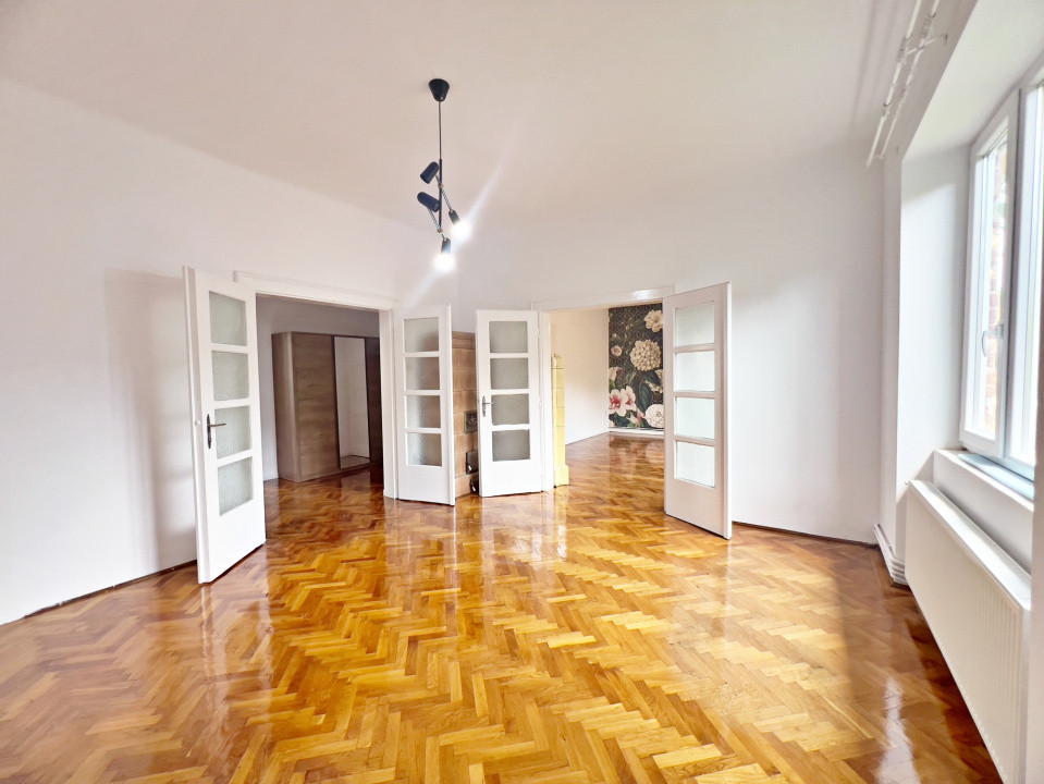 Casă pe un singur nivel cu 3 camere+pivniță. Pod și curte-Zona Sub Arini