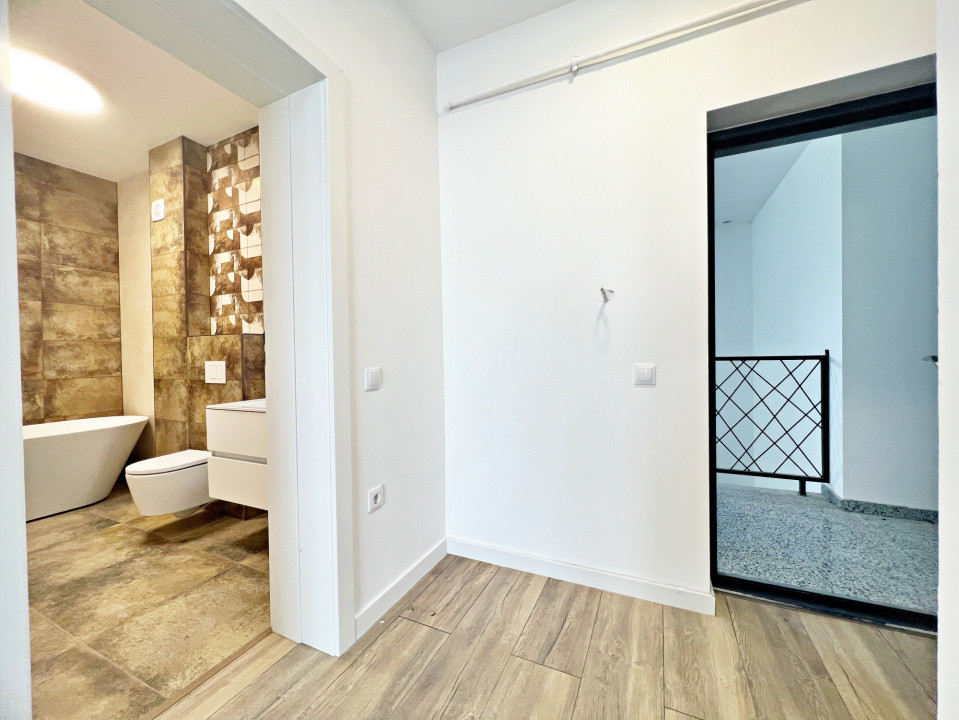 Apartamet finisat la cheie cu 3 camere, bucătărie mobilată și două băi. 