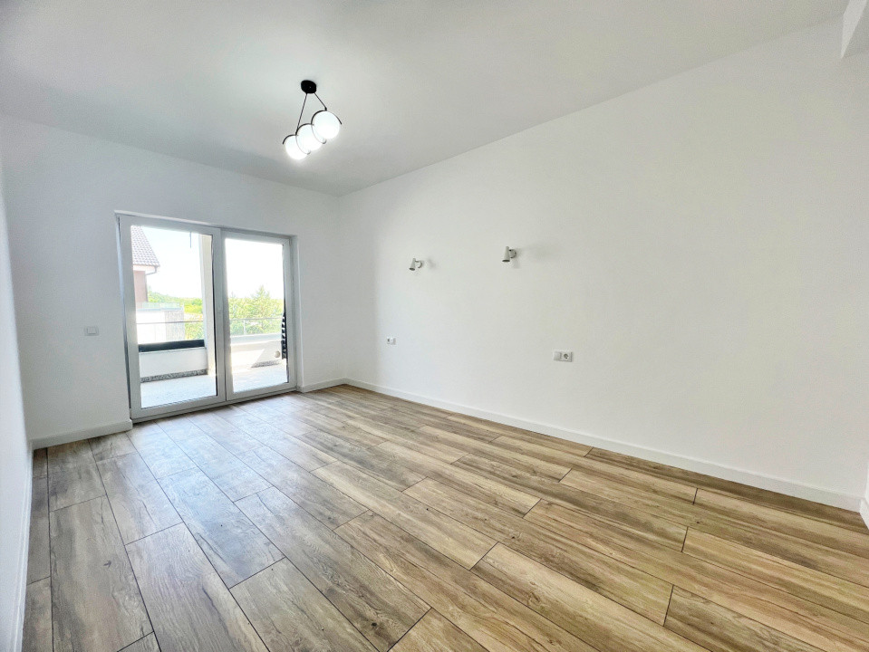 Apartamet finisat la cheie cu 3 camere, bucătărie mobilată și două băi. 