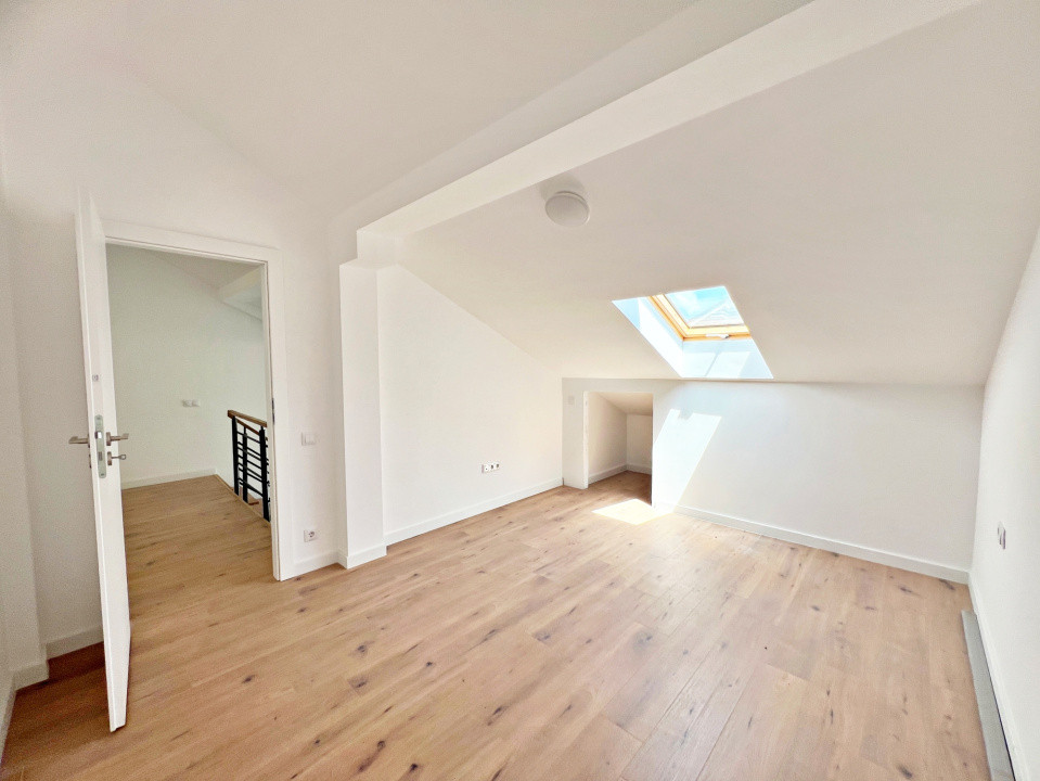 Apartamet finisat la cheie cu 3 camere, bucătărie mobilată și două băi. 