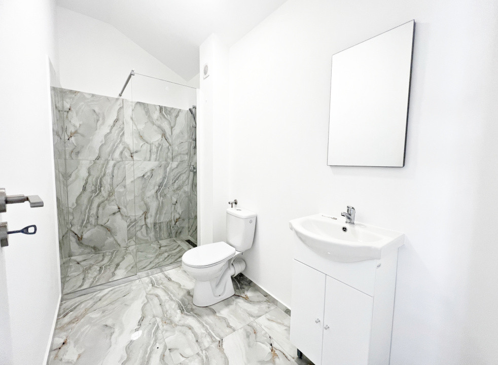 Apartamet finisat la cheie cu 3 camere, bucătărie mobilată și două băi. 