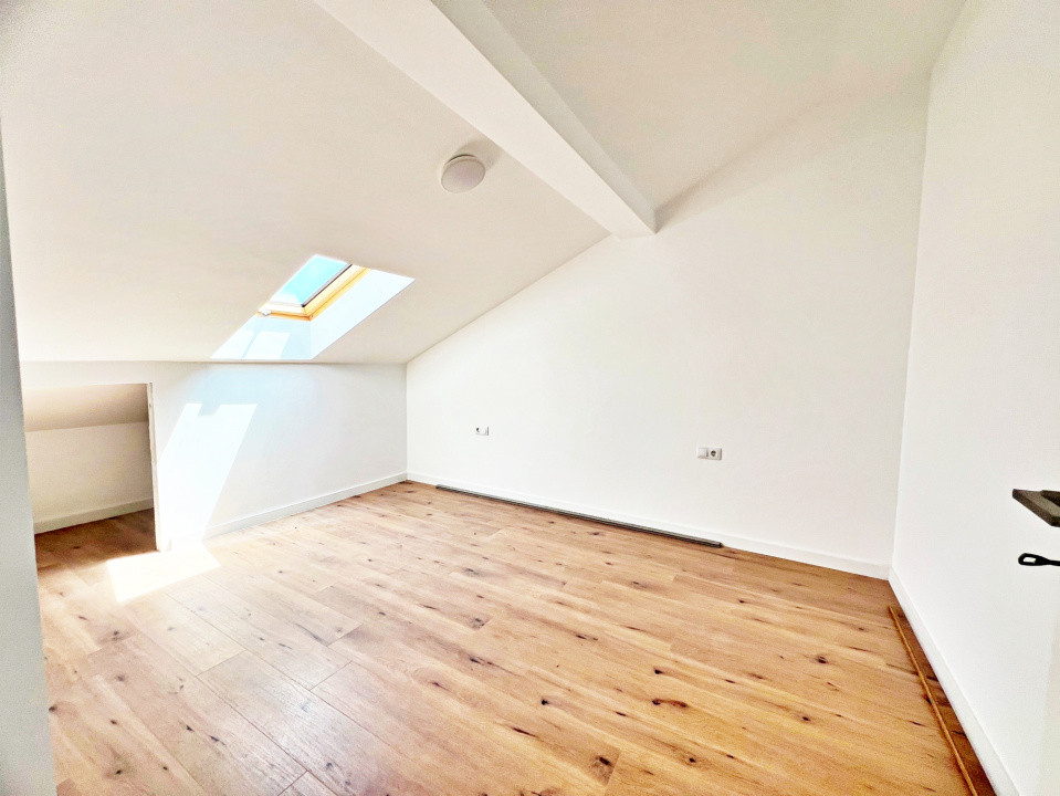 Apartamet finisat la cheie cu 3 camere, bucătărie mobilată și două băi. 