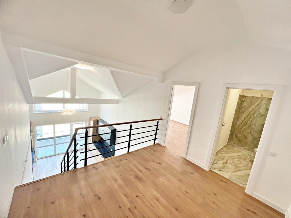 Apartamet finisat la cheie cu 3 camere, bucătărie mobilată și două băi. 