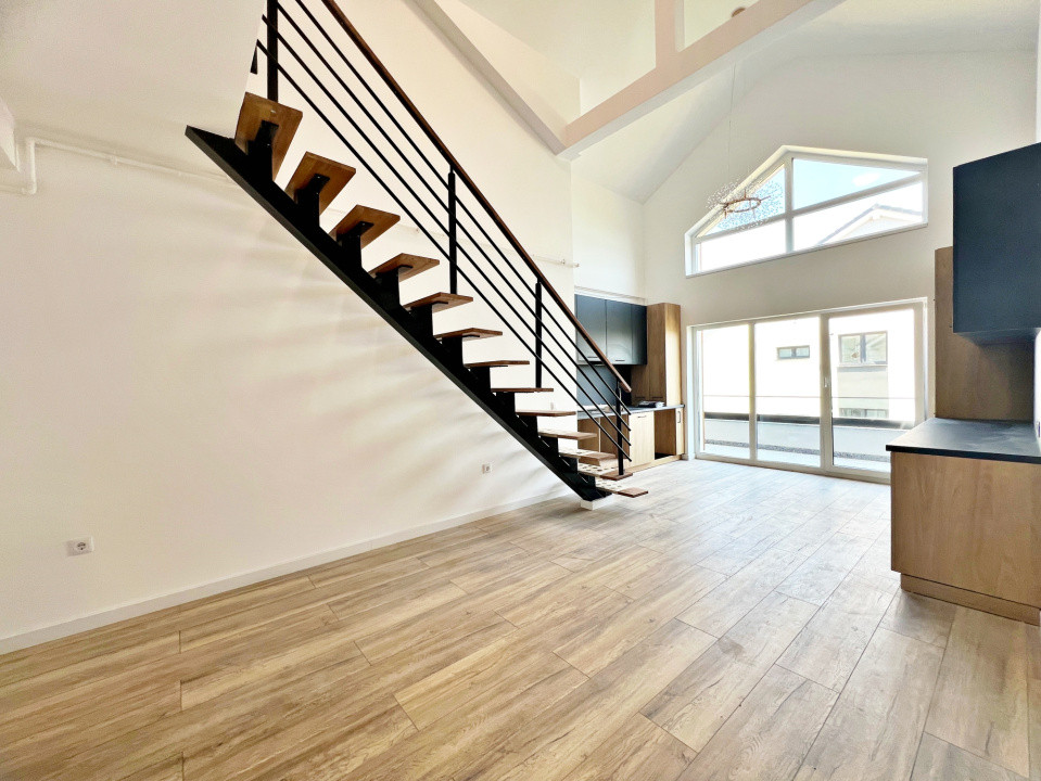 Apartamet finisat la cheie cu 3 camere, bucătărie mobilată și două băi. 