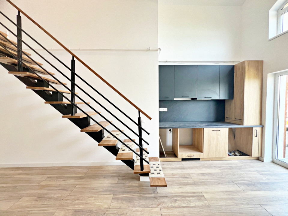 Apartamet finisat la cheie cu 3 camere, bucătărie mobilată și două băi. 